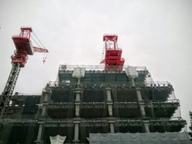 重量鉄骨の５階建ての施工風景